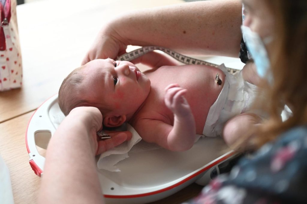 vroedvrouw Christel en baby